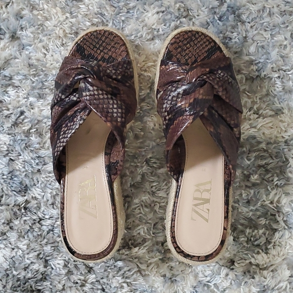 Zara Wedge sandals. Size 37. Snake pattern - Picture 2 of 3